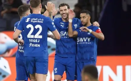 الهلال يعزز مركزه بفوز ساحق على ضمك ويواصل الضغط على النصر