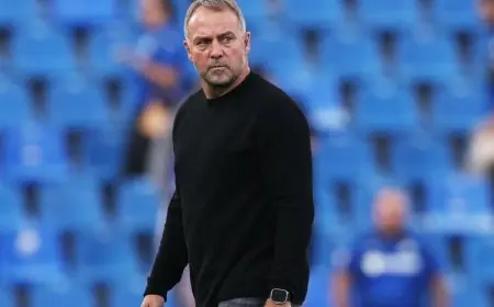 هانزي فليك يقترب من تجديد عقده مع برشلونة حتى عام 2028