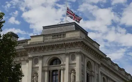 الخارجية البريطانية تستدعي السفير الروسي احتجاجا على طرد دبلوماسي بريطاني من روسيا