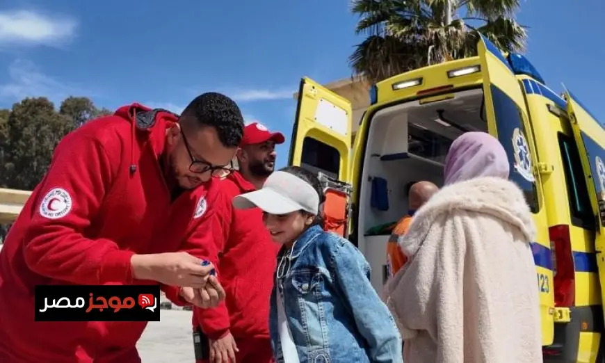 الهلال الأحمر المصري يوزع 42 ألف سلة غذائية ومستلزمات شتوية لدعم سكان غزة