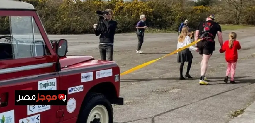 رجل يسحب سيارة لمسافة 100 كيلومتر بسرعة قياسية