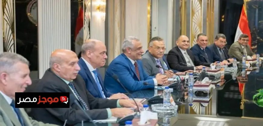 وزير الدولة للإنتاج الحربي يلتقي محافظ القاهرة لبحث تعزيز التعاون في النقل الأخضر
