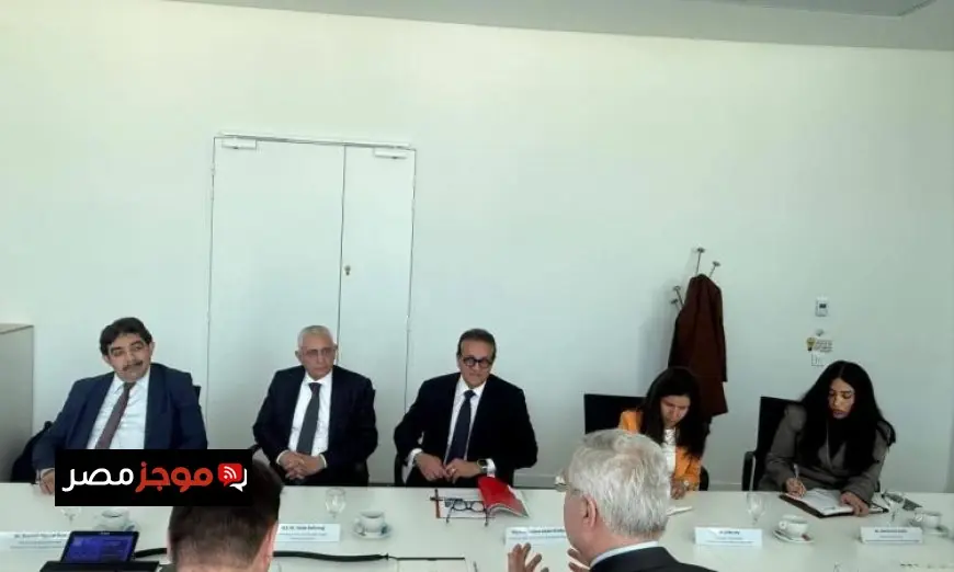 وزير الصحة يناقش مع نائب رئيس شركة سيرفيه تطوير صناعة أدوية الأورام والعلاج في البلاد