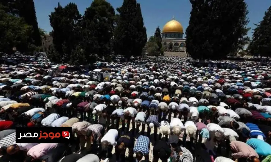 مئة ألف مصلٍ يتجمعون لأداء صلاة الجمعة في المسجد الأقصى المبارك