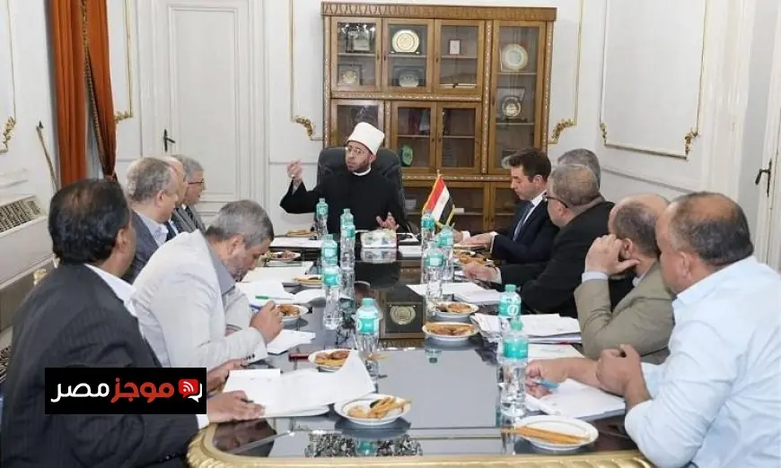 وزير الأوقاف يناقش استراتيجيات جديدة مع قيادات هيئة الأوقاف لتعزيز تنمية الموارد