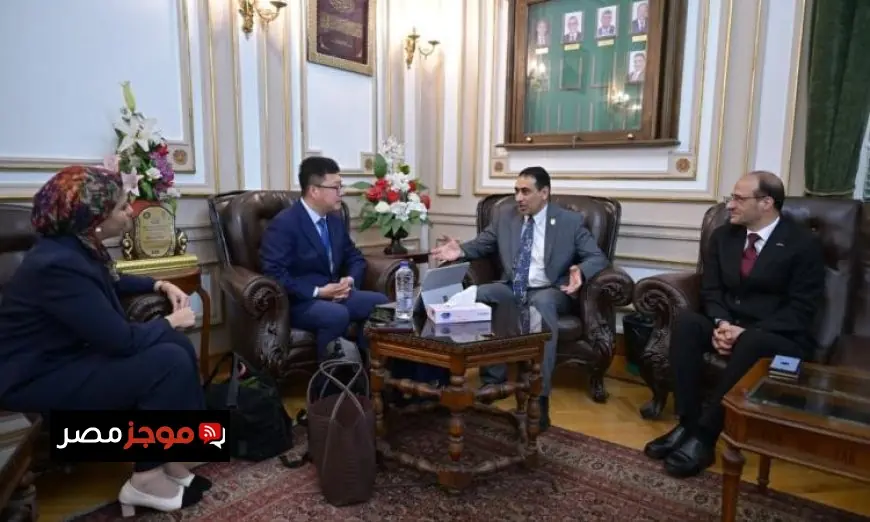 نائب رئيس جامعة القاهرة يتناول سبل تعزيز التعاون الأكاديمي مع جامعة نورث ويست الصينية