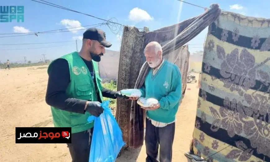 مركز الملك سلمان للإغاثة يستمر في تقديم الوجبات الغذائية للمتضررين في غزة