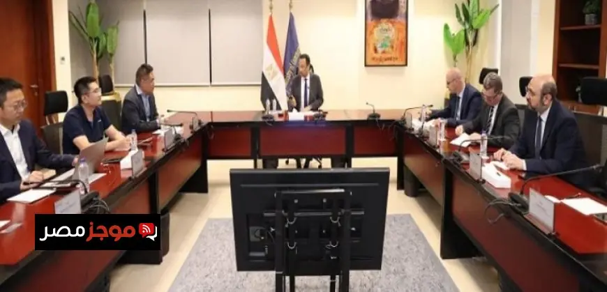 وزير الاتصالات يتناول مع شركة هونر العالمية استراتيجيات تصنيع الهواتف الذكية في مصر