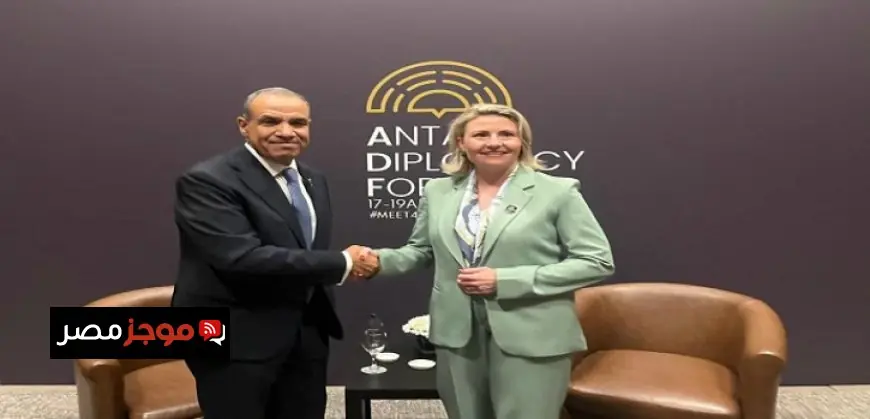 وزير الخارجية يعقد اجتماعًا مع مديرة المركز الدولي لتطوير سياسات الهجرة لتعزيز التعاون في إدارة قضايا الهجرة