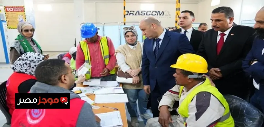 وزير العمل يؤكد التزام الدولة بتوفير بيئة عمل آمنة وفعالة للعمالة غير المنتظمة في مشروع المترو الجديد بالإسكندرية