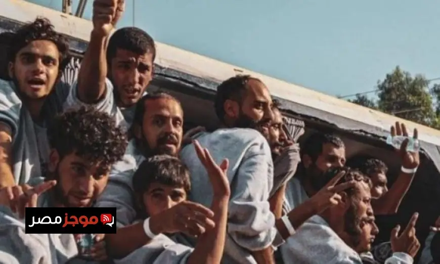 تحرير 24 أسيرا فلسطينيا ووصولهم إلى مستشفى شهداء الأقصى في وسط قطاع غزة