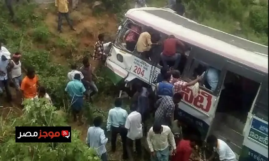 مصرع 50 شخصا وإصابة آخرين في حادث انقلاب حافلة مروع في الهند