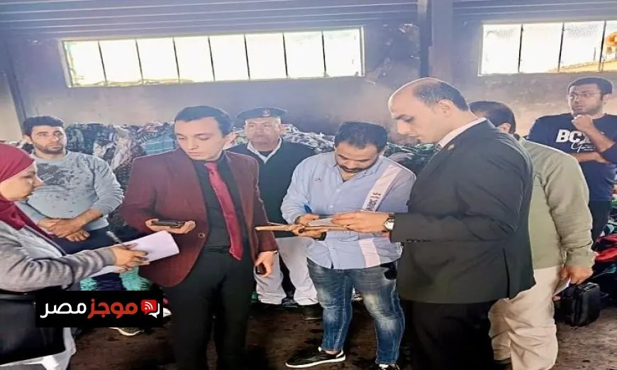 صور تعكس معاينة النيابة الإدارية بالمحلة الكبرى لموقع حريق مصنع النسيج