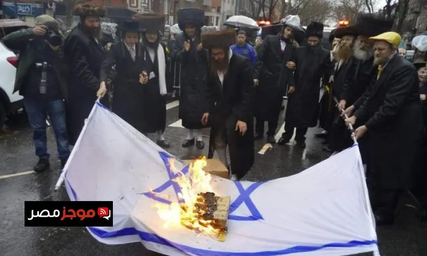 متدينون يهود يمزقون أعلام إسرائيل قبل احتفالات يوم الذكرى