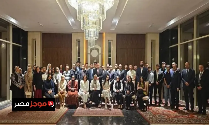 السفير المصري بالكويت يلتقي شباب الجالية المصرية لتعزيز التعاون والروابط الاجتماعية