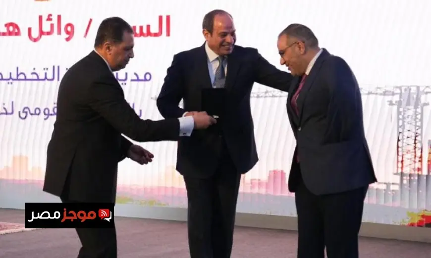 الرئيس السيسي يمنح تكريمات لموظفين متميزين من جميع القطاعات تقديراً لإنجازاتهم