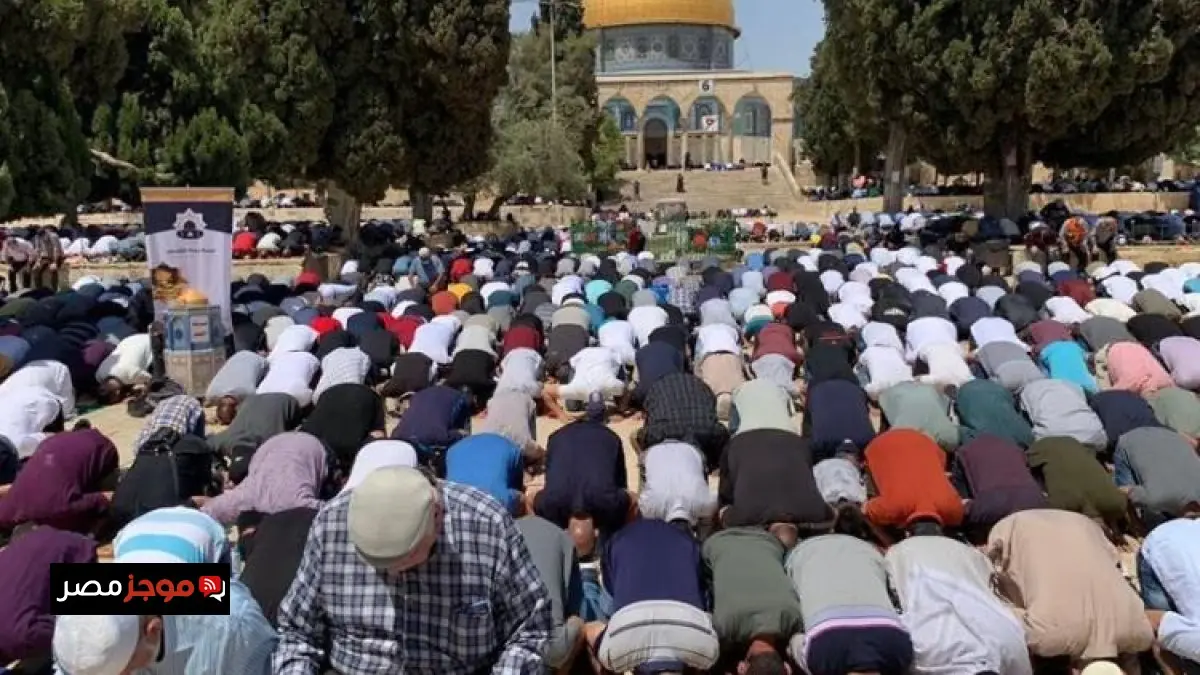 عشرات الآلاف يجتمعون لأداء صلاة الجمعة في المسجد الأقصى تحت إجراءات عسكرية إسرائيلية مشددة