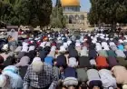 عشرات الآلاف يجتمعون لأداء صلاة الجمعة في المسجد الأقصى تحت إجراءات عسكرية إسرائيلية مشددة