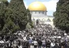 عشرات الآلاف يتوافدون لأداء صلاة الجمعة في المسجد الأقصى رغم الإجراءات العسكرية الإسرائيلية