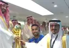 ولي العهد السعودي يكرم سالم الدوسري قائد الهلال بتسليم كأس الملك