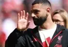 محمد صلاح يدهش مشجعي ليفربول في أنفيلد برغم إصابته