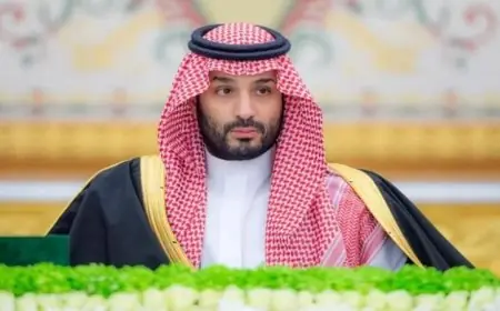 ولي العهد السعودي يقدم تعازيه لرئيس مجلس الوزراء في وفاة والده