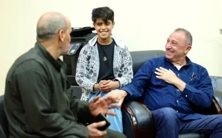 الخطيب يلتقي بمشجع الأهلي للاطمئنان على صحته ويعزز الروابط الجماهيرية