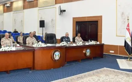 فيديو وزير الدفاع يجتمع مع مقاتلي المنطقة الغربية العسكرية لتعزيز التعاون العسكري