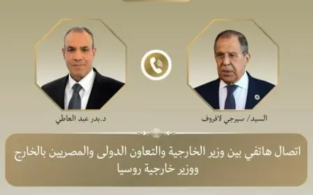 وزير الخارجية يناقش مع نظيره الروسي تعزيز العلاقات الثنائية وآخر التطورات الإقليمية