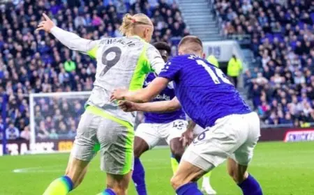 إيفرتون يمنح آرسنال هدية ذهبية بتعادل مثير مع مانشستر سيتي في الدوري الإنجليزي
