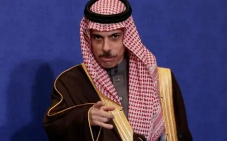 بن فرحان يتحدث مع وزير الخارجية الإيراني حول التطورات الإقليمية والمبادرات لتحقيق استقرار المنطقة