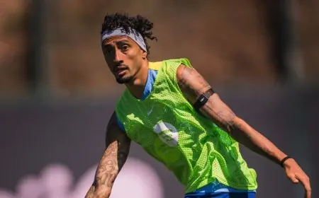 رافينيا يواجه الأكاذيب ويكشف عن أطراف تعارض بقائه في برشلونة