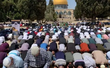 عشرات الآلاف يجتمعون لأداء صلاة الجمعة في المسجد الأقصى تحت إجراءات عسكرية إسرائيلية مشددة