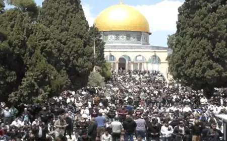عشرات الآلاف يتوافدون لأداء صلاة الجمعة في المسجد الأقصى رغم الإجراءات العسكرية الإسرائيلية