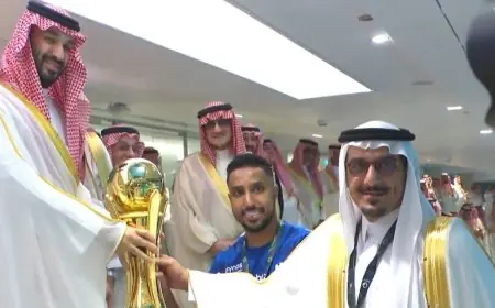 ولي العهد السعودي يكرم سالم الدوسري قائد الهلال بتسليم كأس الملك