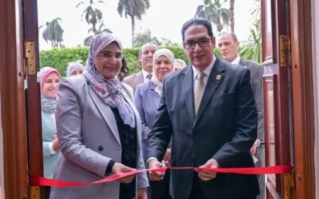 رئيس جامعة القاهرة ي inaugurate مدرج والي بكلية العلوم بعد عملية تطوير شاملة
