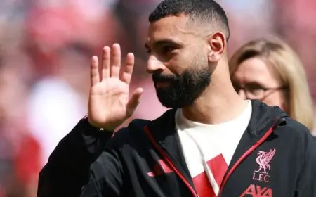 محمد صلاح يدهش مشجعي ليفربول في أنفيلد برغم إصابته
