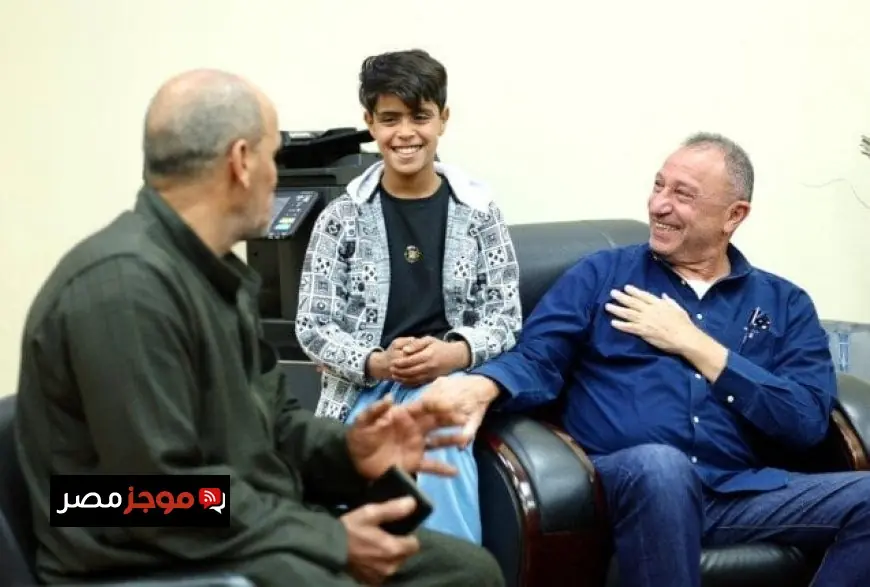 الخطيب يلتقي بمشجع الأهلي للاطمئنان على صحته ويعزز الروابط الجماهيرية