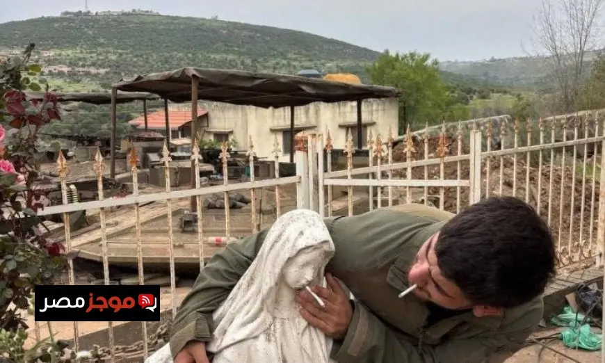 جندي إسرائيلي يقوم بالتعدي على تمثال السيدة العذراء في جنوب لبنان