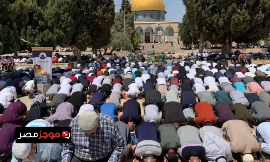 عشرات الآلاف يجتمعون لأداء صلاة الجمعة في المسجد الأقصى تحت إجراءات عسكرية إسرائيلية مشددة