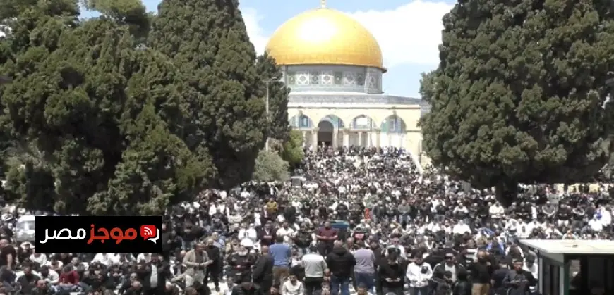 عشرات الآلاف يتوافدون لأداء صلاة الجمعة في المسجد الأقصى رغم الإجراءات العسكرية الإسرائيلية