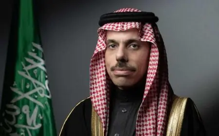 الوزير السعودي يبحث مع نظرائه في عمان التطورات الإقليمية الهامة