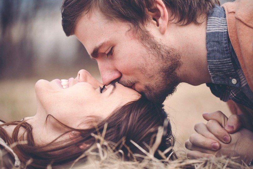 تفسير حلم القبلة من شخص معروف للعزباء والحامل والمتزوجة