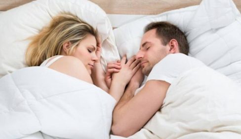 تفسير حلم النوم على السرير مع الحبيب أو الحبيبة ومعنى رؤية السرير في المنام