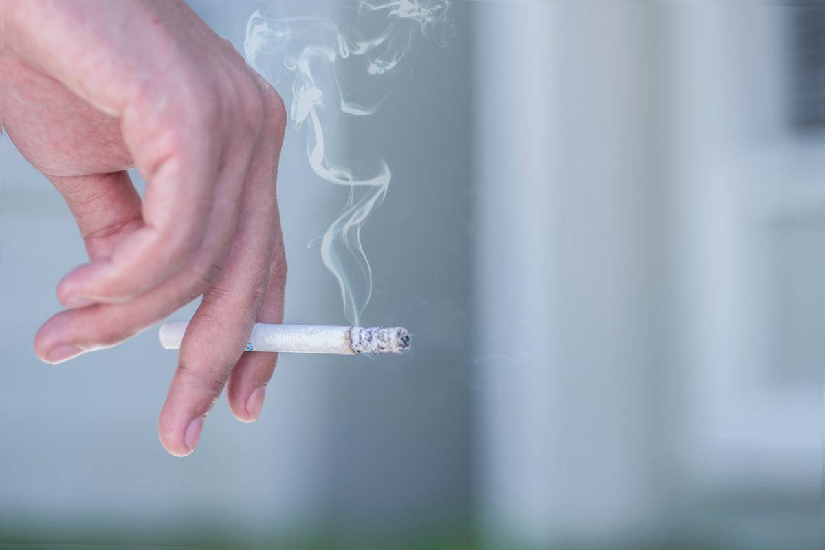 حوار بين شخصين عن التدخين والآثار السلبية للتدخين على الصحة وطرق الإقلاع عنه