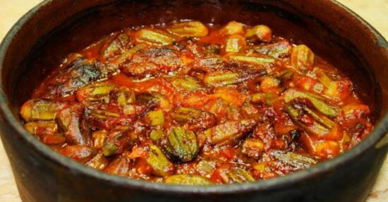 Cómo hacer okra con carne picada y al estilo sirio.