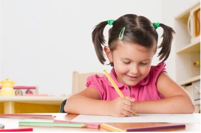 كيفية تعليم الطفل الكتابة لأول مرة من خلال الصور أو الفيديوهات