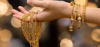 Photo of إعطاء الذهب لشخص في المنام للرجال والنساء