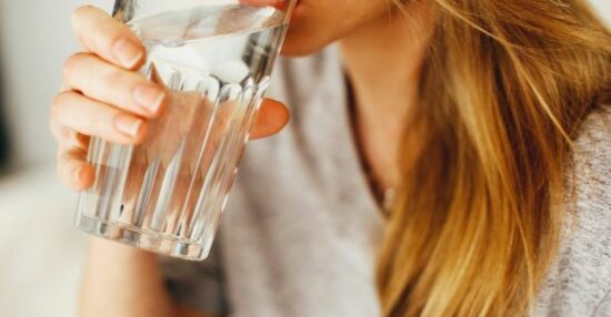 تفسير شرب الماء في المنام للعزباء والمتزوجة لابن سيرين والنابلسي وابن شاهين