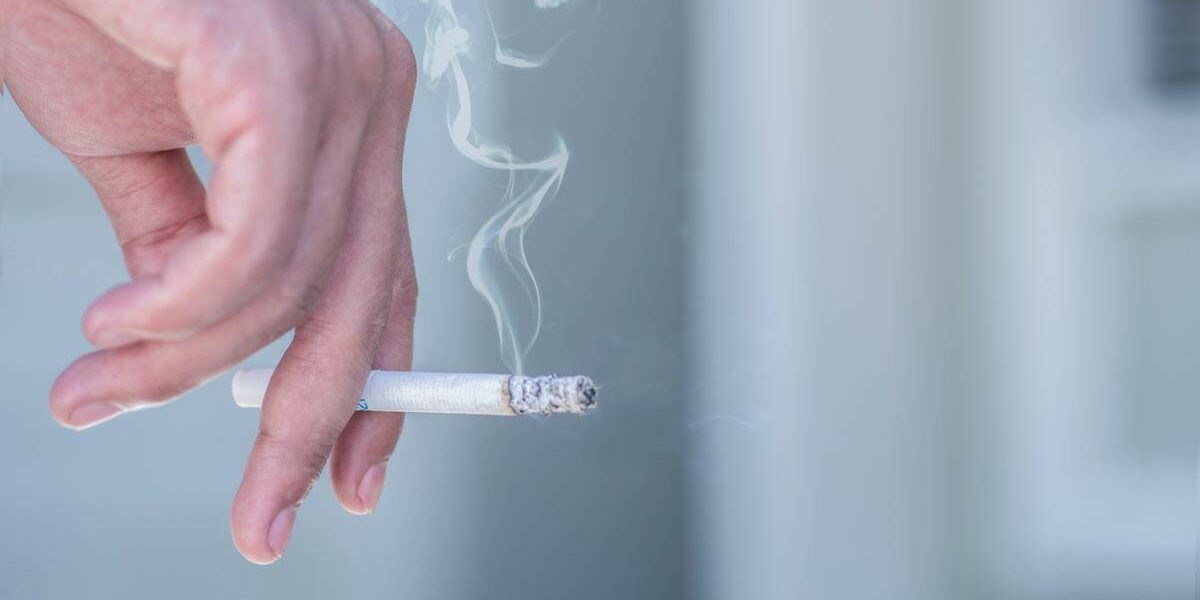 حوار بين شخصين عن التدخين والآثار السلبية للتدخين على الصحة وطرق الإقلاع عنه